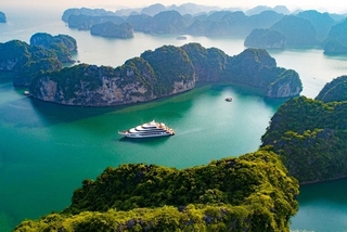 Du lịch du thuyền Hạ Long ngày càng được ưa chuộng