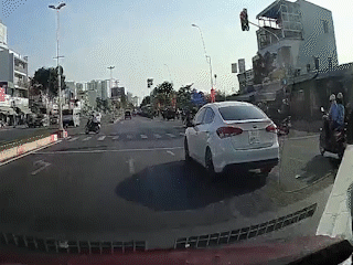 Phanh gấp bị xe sau tông trúng, chủ xe đòi bồi thường 1 triệu
