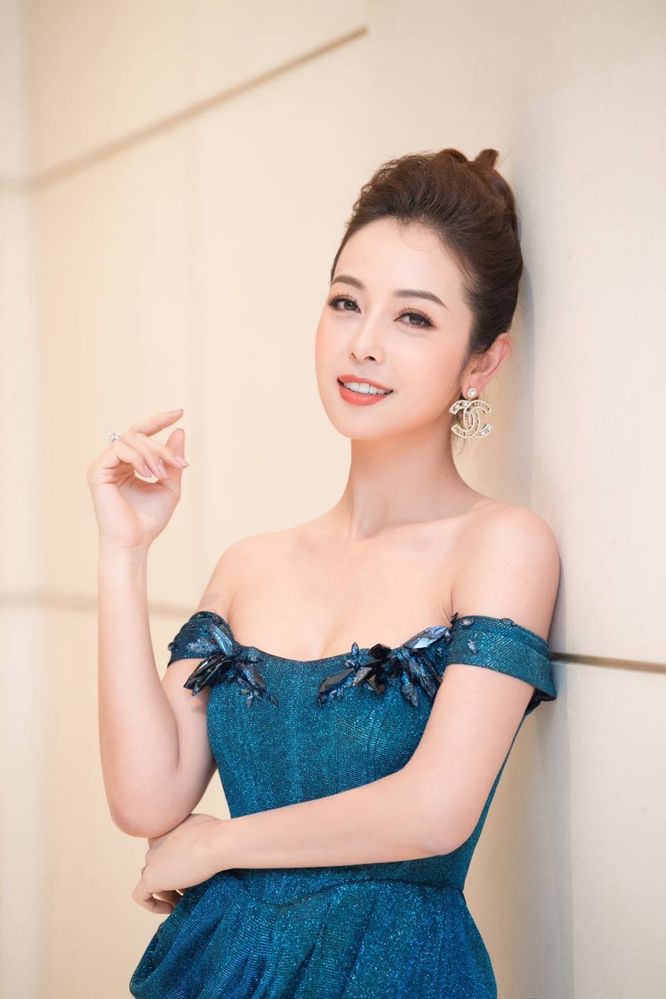 'Hoa hậu bốn con' Jennifer Phạm xinh đẹp tuổi 36