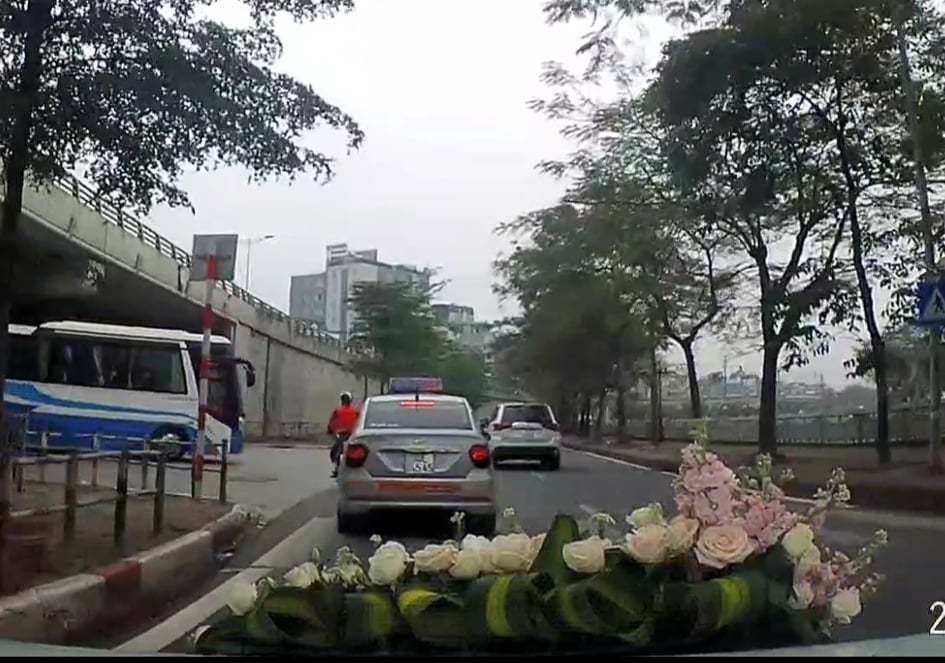Tài xế taxi ở Hà Nội che biển số xe trốn phạt nguội