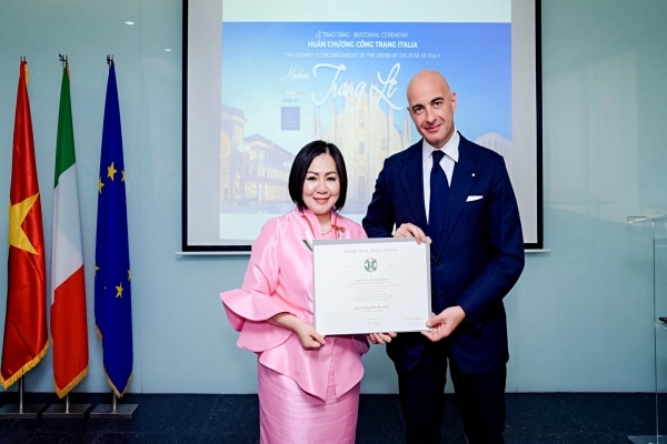 Bà Trang Lê nhận Huân chương công trạng Italia