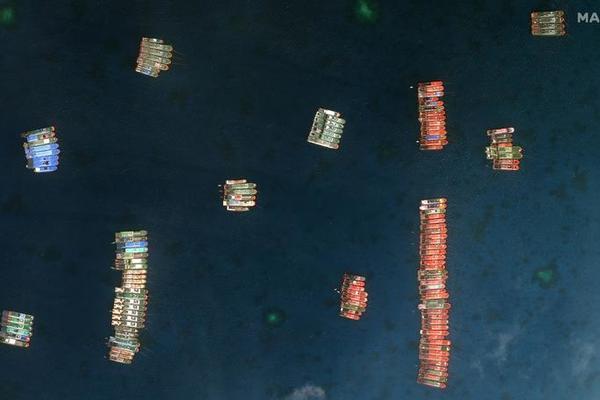 Hình ảnh hàng trăm tàu thuyền Trung Quốc neo đậu trái phép trên Biển Đông