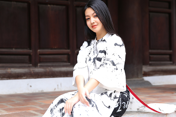 MC Hồng Nhung VTV duyên dáng với áo dài