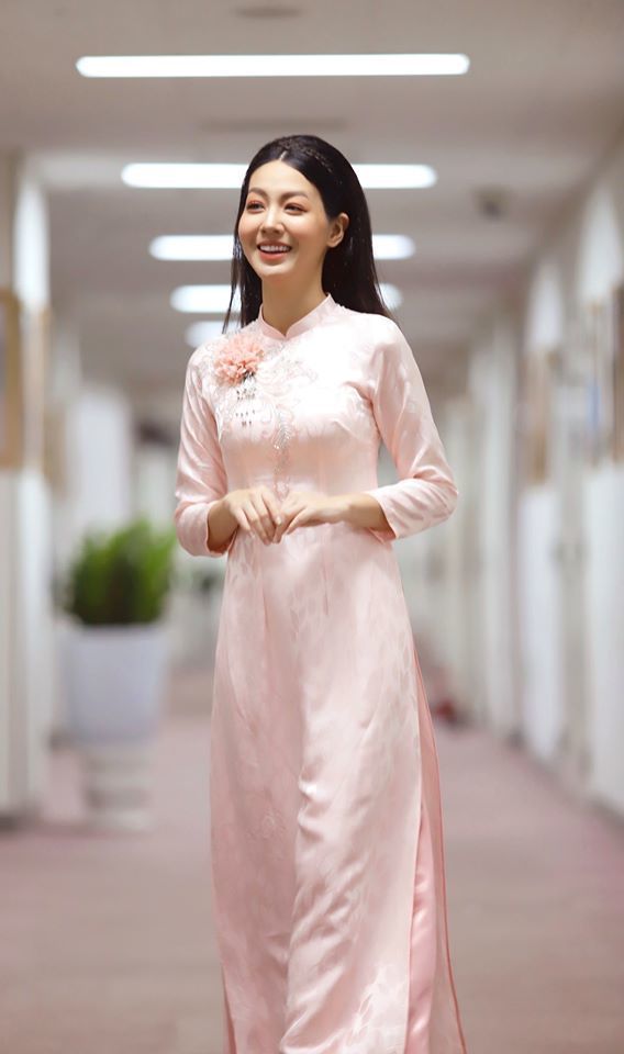 MC Hồng Nhung VTV duyên dáng với áo dài
