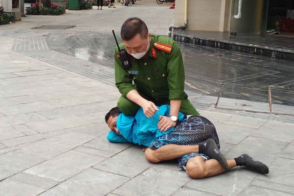 Cảnh sát Hà Nội quật ngã đối tượng “ngáo đá” tấn công người đi đường