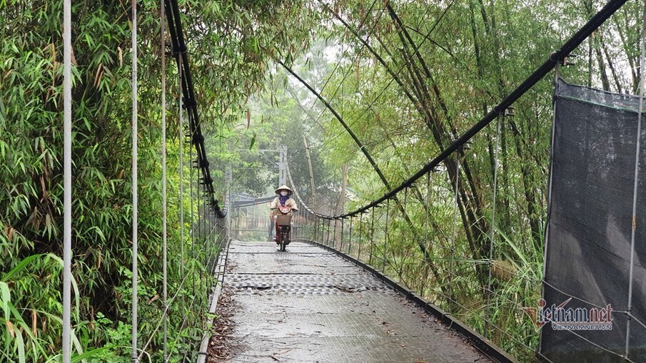 82-year-old woman retires from running bridge toll-collection in Thai Nguyen