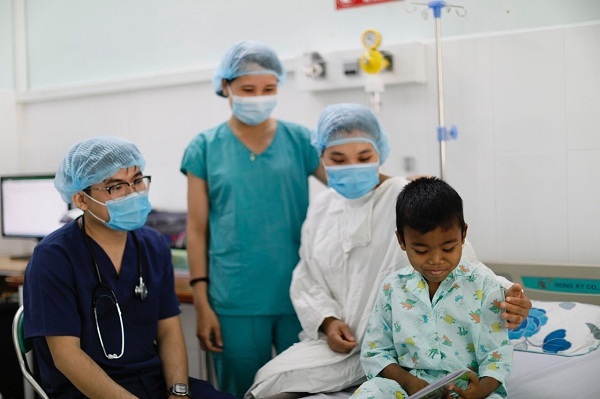 Ghép thận thành công, bé Thổ Văn Minh có thể đi học