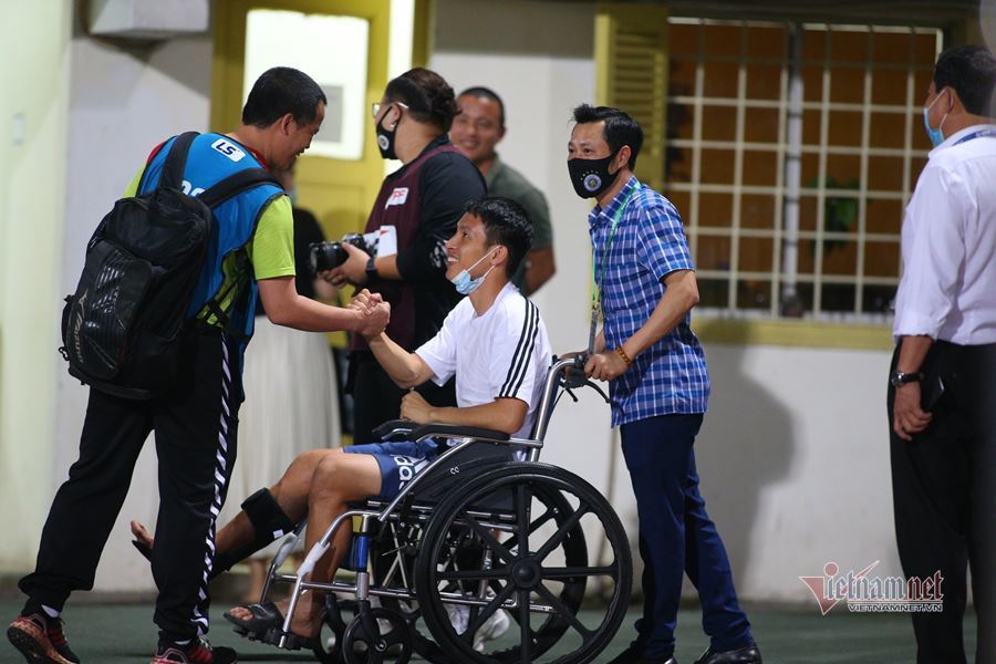 Đỗ Hùng Dũng ngồi xe lăn ra sân tiếp lửa Hà Nội FC