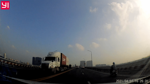 Xe máy ngang nhiên đi vào đường cấm trên cầu Thăng Long