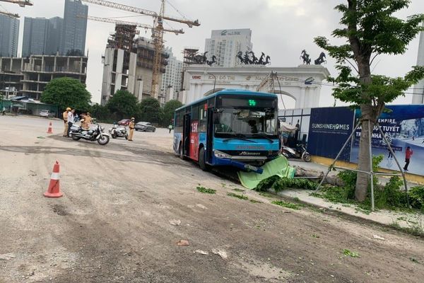 Xe buýt Thăng Long đâm người bộ hành tử vong tại quận Bắc Từ Liêm