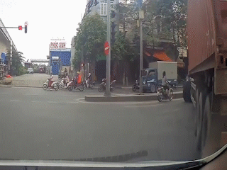 Cố vượt container, người phụ nữ đi xe gắn máy bị chèn gãy chân