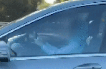 Nữ tài xế vừa đọc sách vừa lái xe gần 100km/h
