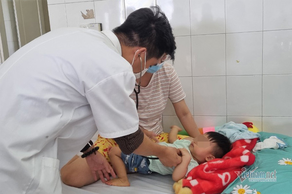 Bị tay chân miệng, 8 trẻ nguy kịch phải lọc máu, thở máy