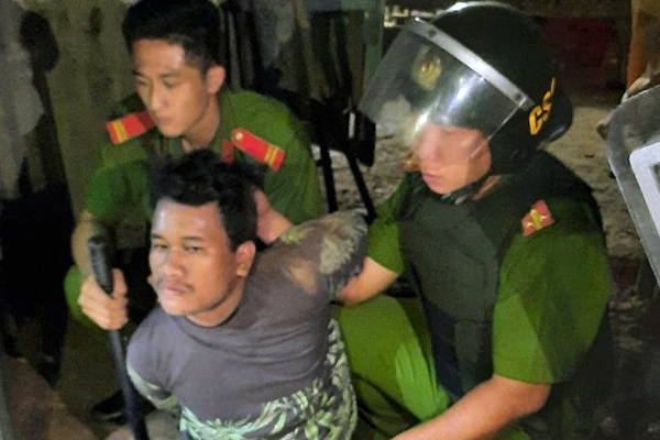 Gã thanh niên cầm dao khống chế cháu bé 3 tuổi, đòi công an đưa súng