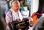 Cụ bà 80 tuổi 7 năm may chăn, quần áo tặng người nghèo