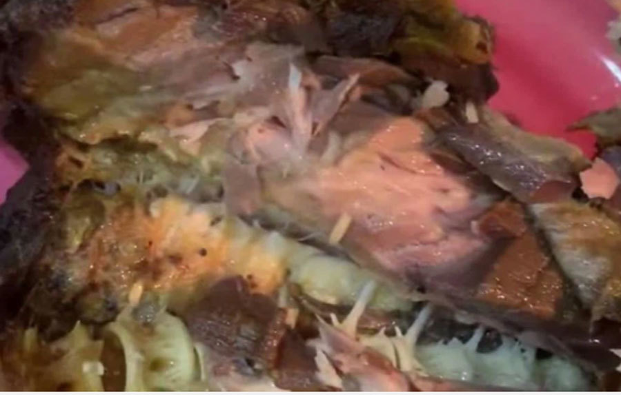 Kinh hãi giòi bò trên đĩa cơm sườn, lúc nhúc trong chai tương ớt