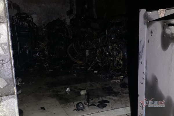 Năm người mắc kẹt trong căn nhà ba tầng rực lửa ở TP.HCM