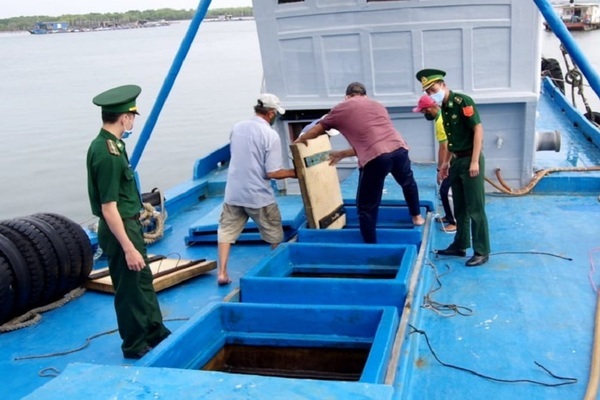 Bắt tàu cá chở 80.000 lít dầu không rõ nguồn gốc trên biển