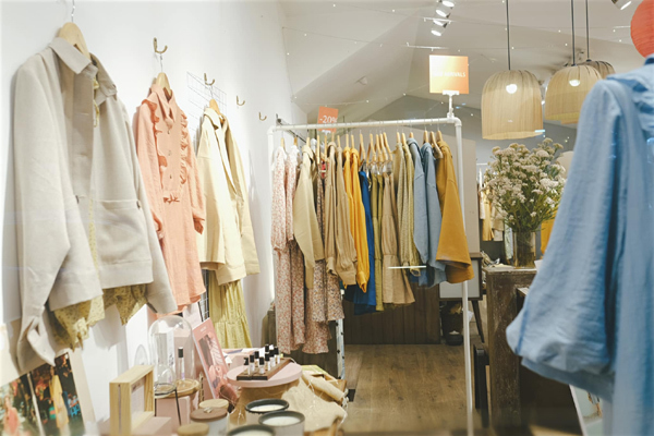 Chọn đồ thanh lịch ở thời trang Khánh Luật