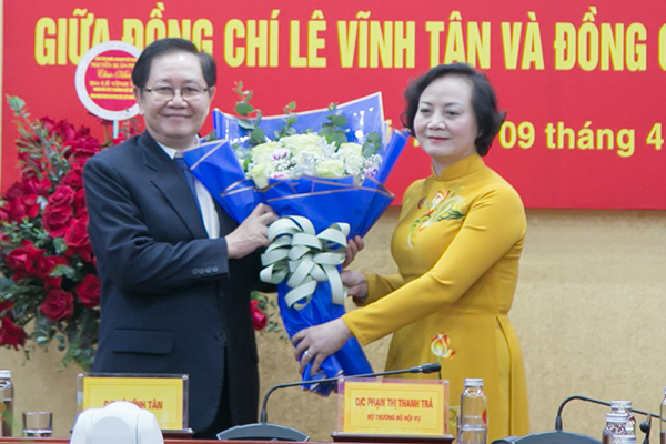 Bộ trưởng Phạm Thị Thanh Trà đọc thơ Chế Lan Viên chia tay người tiền nhiệm