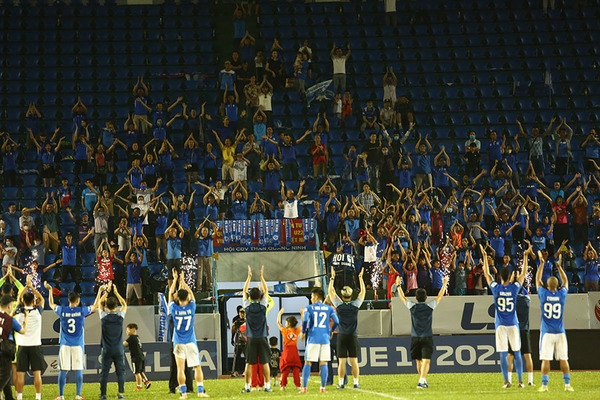 V-League huỷ: Cầu thủ đi bán hải sản, gom giấy vụn