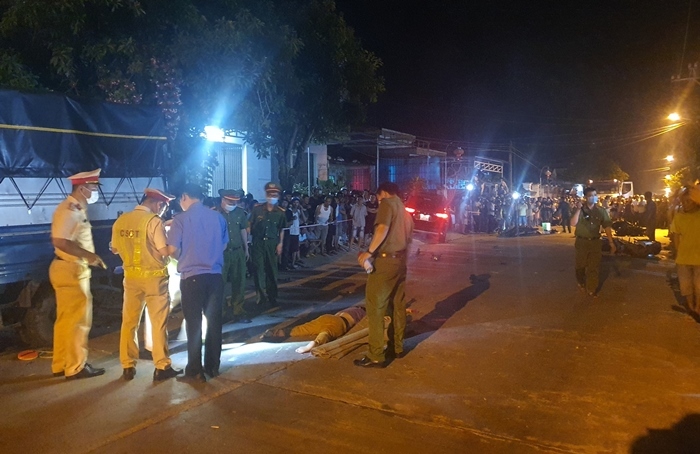Ô tô 7 chỗ tông hàng loạt xe máy làm 2 người chết ở Quảng Nam
