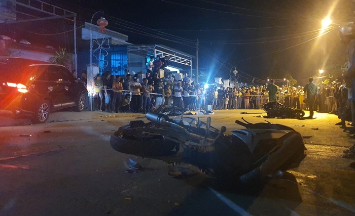 Ô tô 7 chỗ tông hàng loạt xe máy làm 2 người chết ở Quảng Nam - VietNamNet