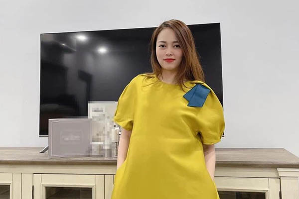 Hằng Túi úp mở chuyện mang thai đứa con thứ 7, ông xã vào comment một chữ duy nhất khiến ai nấy đều bật cười