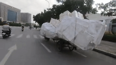 Xe máy chở hàng cồng kềnh ở Hà Nội xuất hiện trên báo ngoại