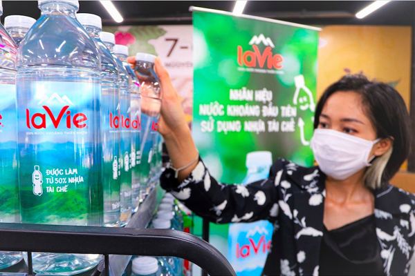 Yêu thích sản phẩm ‘xanh’, người dùng chuộng chai nhựa tái chế
