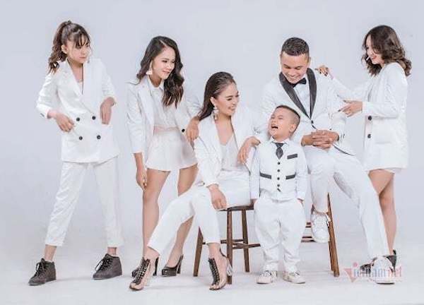 Sau sóng gió, Tú Dưa bình yên bên vợ trẻ đẹp và 4 người con