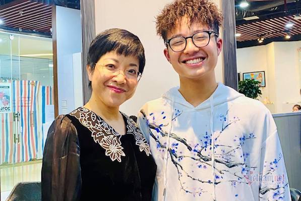 Vì sao MC Thảo Vân lại để con trai đi làm shipper?