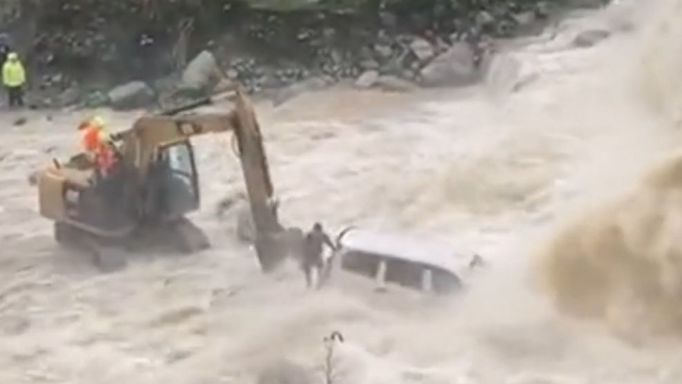 Máy xúc giải cứu tài xế ô tô dưới sông lũ cuồn cuộn