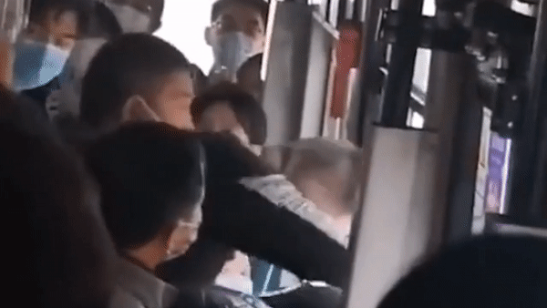 Sàm sỡ cô gái bị khóa chặt trên xe buýt