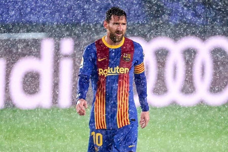 Trận El Clasico với những giây phút thót tim sẽ được lưu trữ trong ấn tượng của mọi fan bóng đá. Đó còn là khoảnh khắc khi Messi khoác lên mình chiếc áo Barca trong cái rét run đến giá lạnh. Hãy cùng ngắm nhìn hình ảnh Messi mang áo Barca màu đỏ-xanh trên sân bóng.