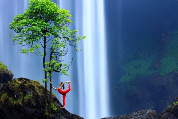 Cô gái trình diễn yoga bên thác nước, giữa núi rừng Gia Lai