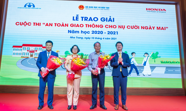 Hàng nghìn học sinh, giáo viên nhận giải ‘An toàn giao thông cho nụ cười ngày mai’