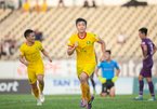 Phan Văn Đức tranh bàn thắng đẹp vòng 9 V-League với Hoàng Đức