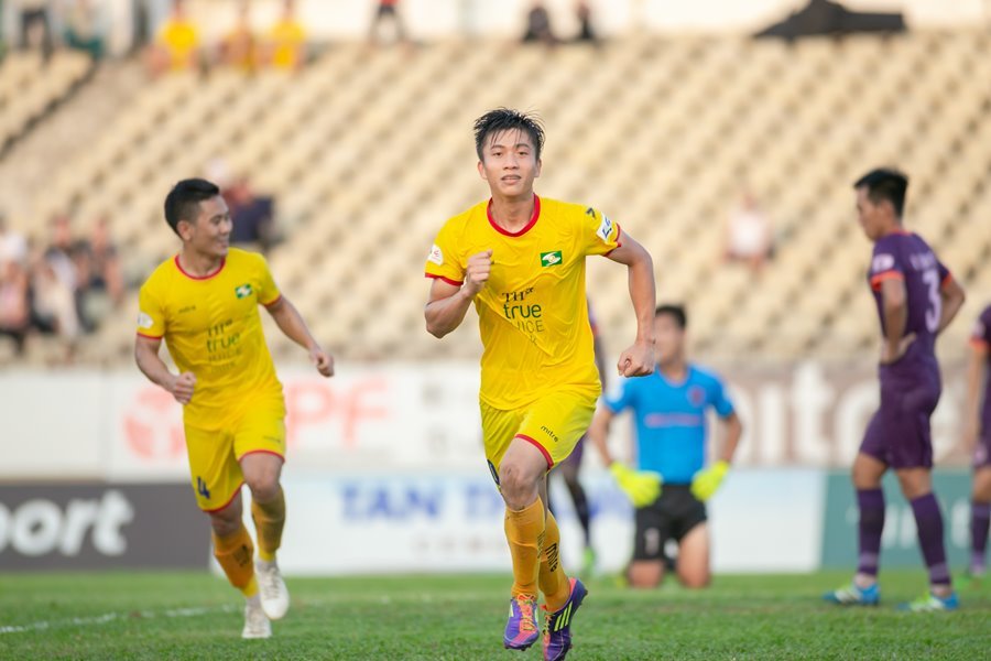 Phan Văn Đức tranh bàn thắng đẹp vòng 9 V-League với Hoàng Đức