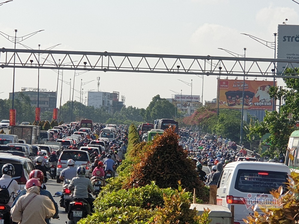 Kẹt xe kinh hoàng tại cửa ngõ Tây Bắc TP.HCM