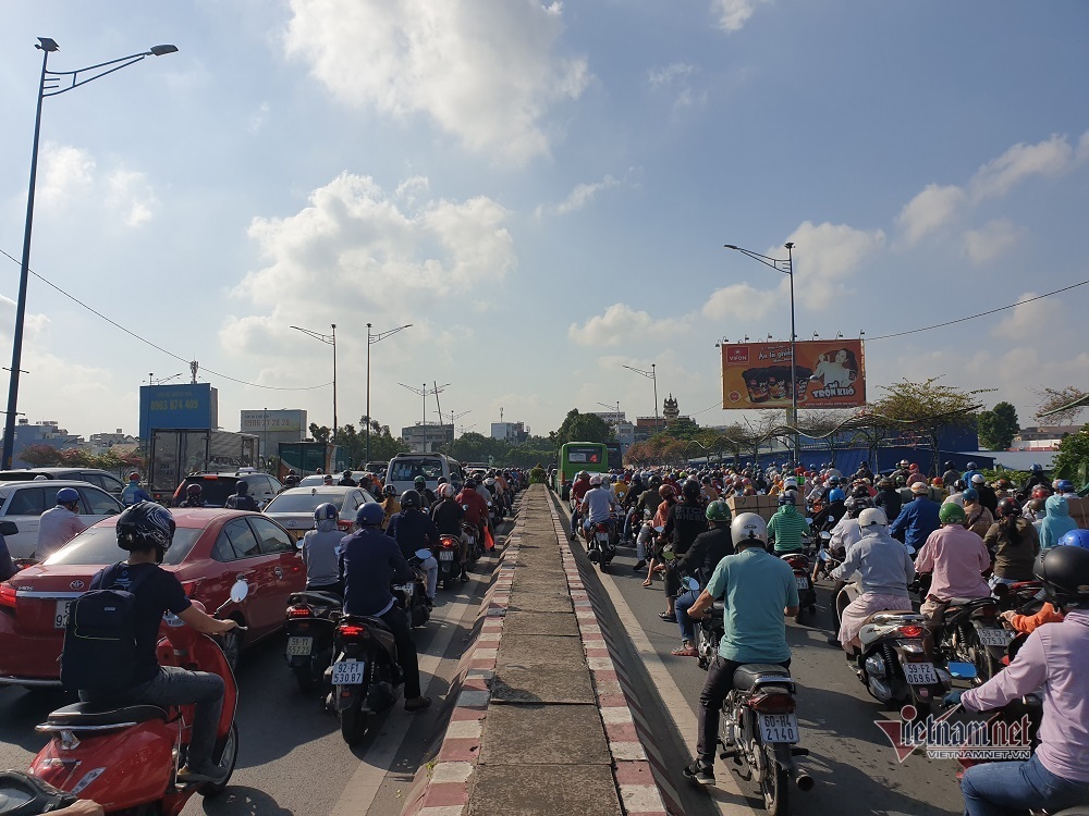 Kẹt xe kinh hoàng tại cửa ngõ Tây Bắc TP.HCM