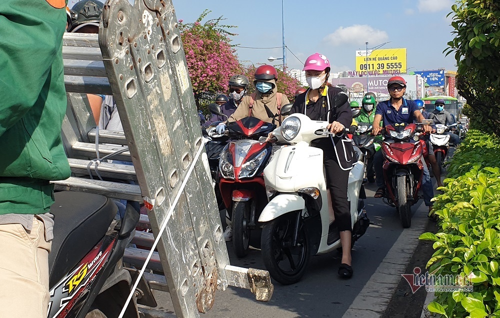 Kẹt xe kinh hoàng tại cửa ngõ Tây Bắc TP.HCM