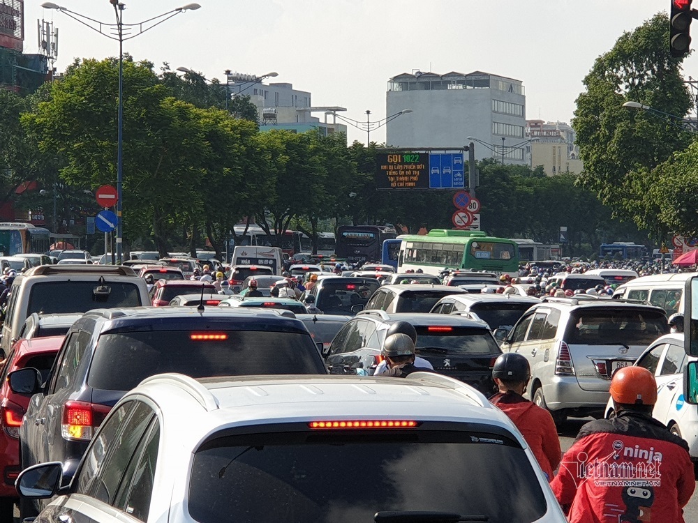 Kẹt xe kinh hoàng tại cửa ngõ Tây Bắc TP.HCM