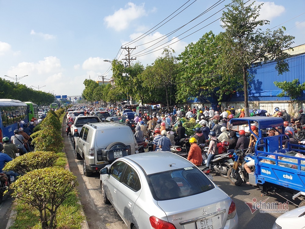 Kẹt xe kinh hoàng tại cửa ngõ Tây Bắc TP.HCM