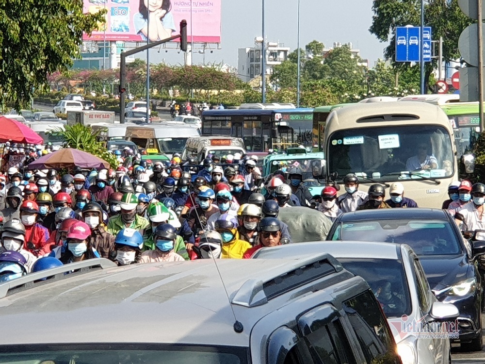 Kẹt xe kinh hoàng tại cửa ngõ Tây Bắc TP.HCM