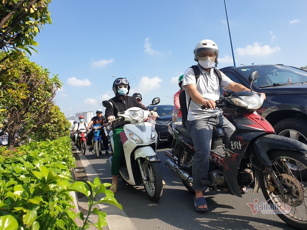 Kẹt xe kinh hoàng tại cửa ngõ Tây Bắc TP.HCM