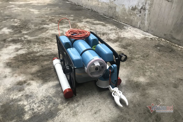 Student wins prize for submarine robot invention