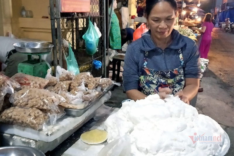 Chị em thi nhau làm bánh trôi bánh chay, sạp chợ ngày bán 2 tạ bột