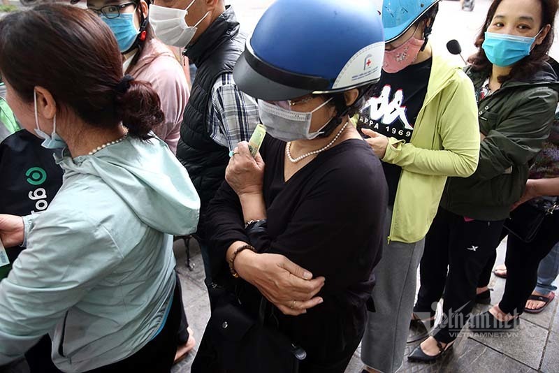 Mỗi năm 1 lần, ngã tư Hà Nội lại tắc vì món bánh cổ truyền của quán nổi tiếng