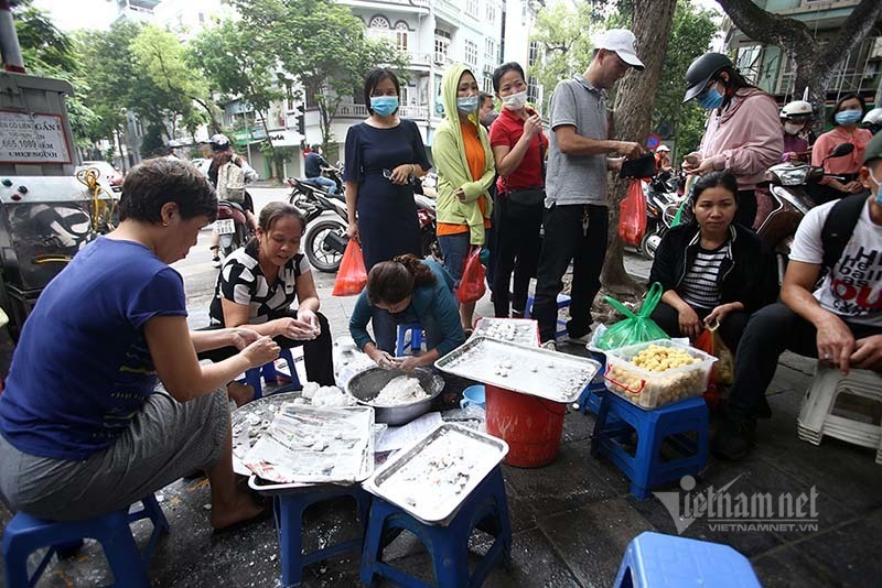 Mỗi năm 1 lần, ngã tư Hà Nội lại tắc vì món bánh cổ truyền của quán nổi tiếng